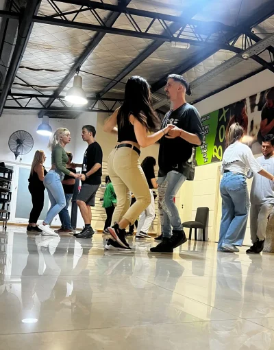 Baila bachata y salsa